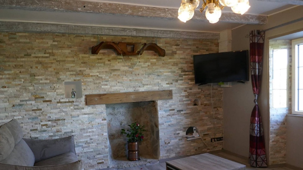 Sansac-Veinazes Cottage | Tranquil Cottage in Sansac with Balcony