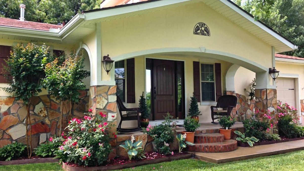 Springdale House | Tranquil Countryside Bungalow: A Blissful Retreat in Town Minutes From UofA!