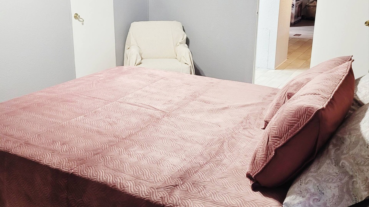 Harold House | Tranquil cozy retreat-central to beaches, river, and downtown!