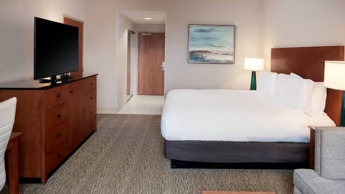 St. Petersburg - Clearwater Hotel | Tranquil Cpuples Oasis near Beaches | Infinity Pool, Waterfront Dining