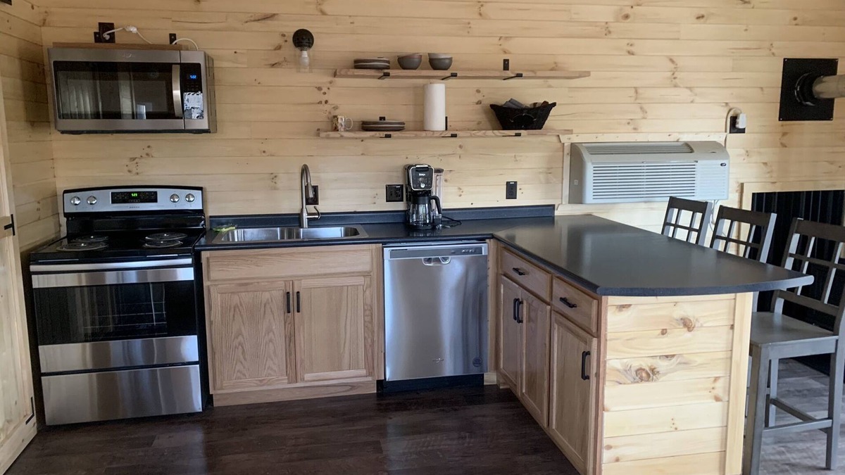 Frazeysburg Cabin | Tranquil creek view cabin