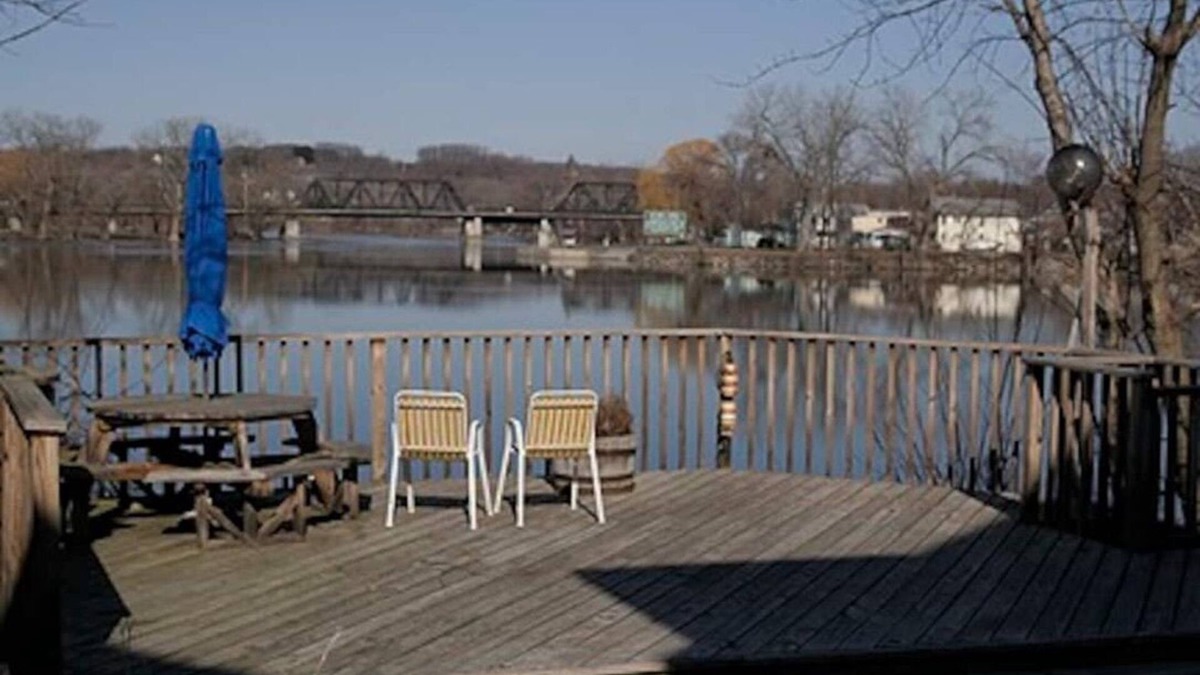 Newtonville House | Tranquil direct waterfront 3-bedroom flat in quiet Troy neighborhood with WiFi
