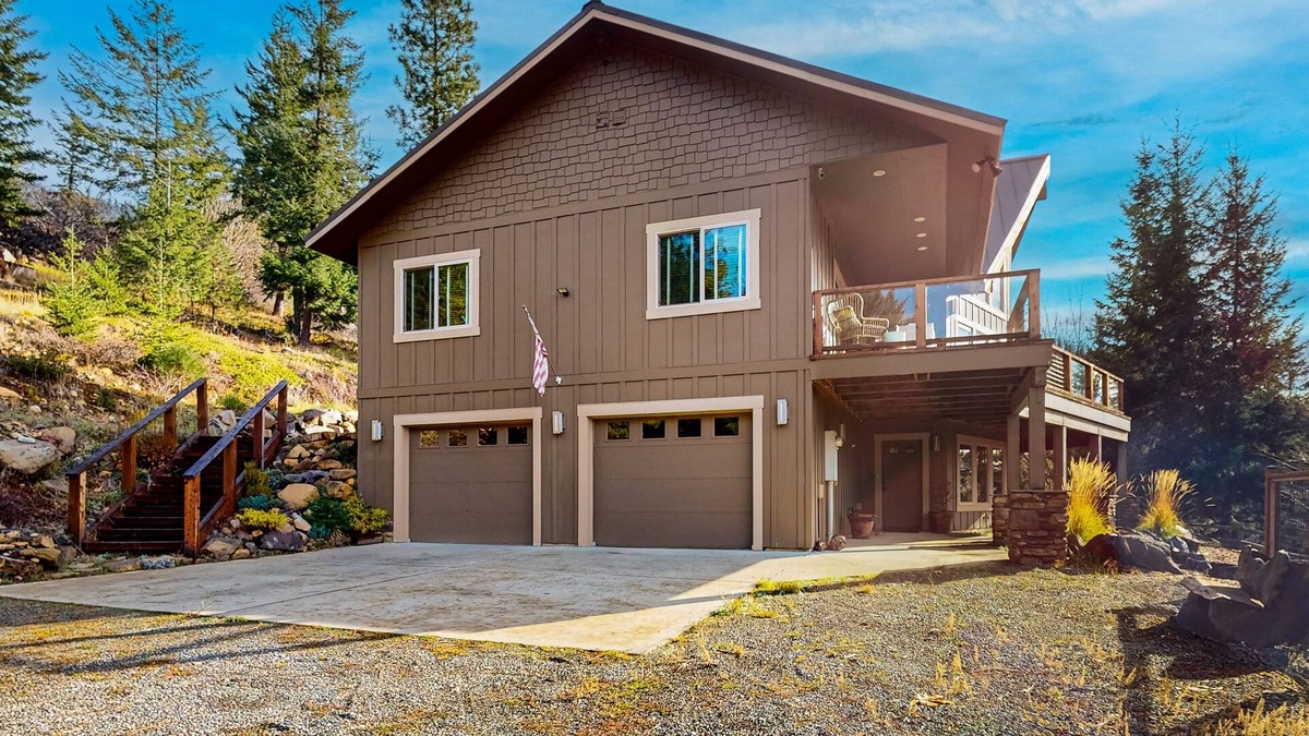 Cle Elum House | Tranquil & dog-friendly mountain retreat with hot tub, fireplace, & great views