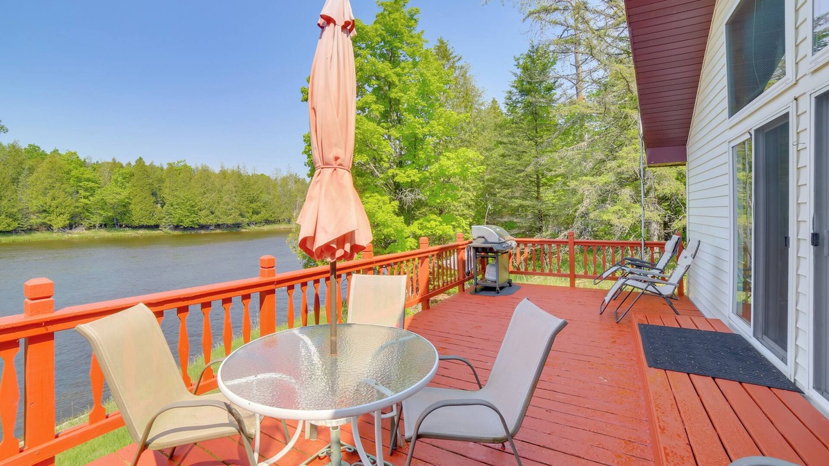 Cornell Cottage | Tranquil Escanaba River Cottage w/Kayaks & Deck