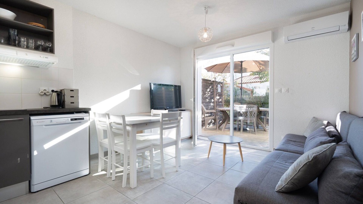 Serignan Villa | Tranquil Escape by the Sea
