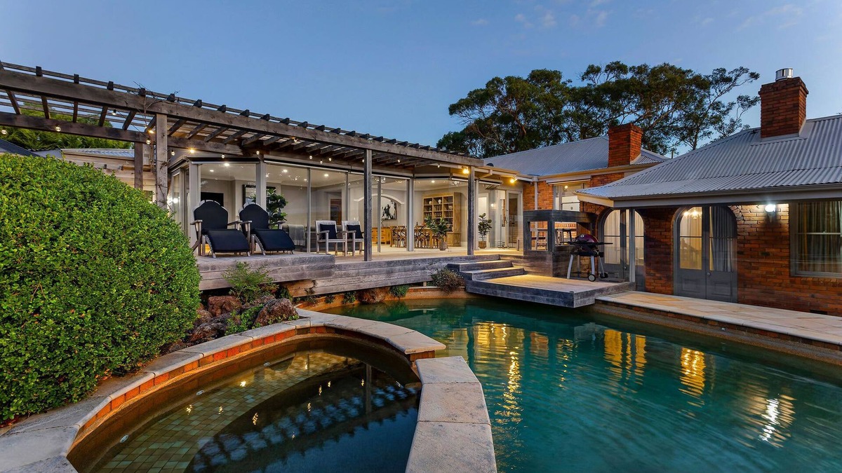 Mount Eliza House | Tranquil Estate | Pool, Hot Tub & Gardens