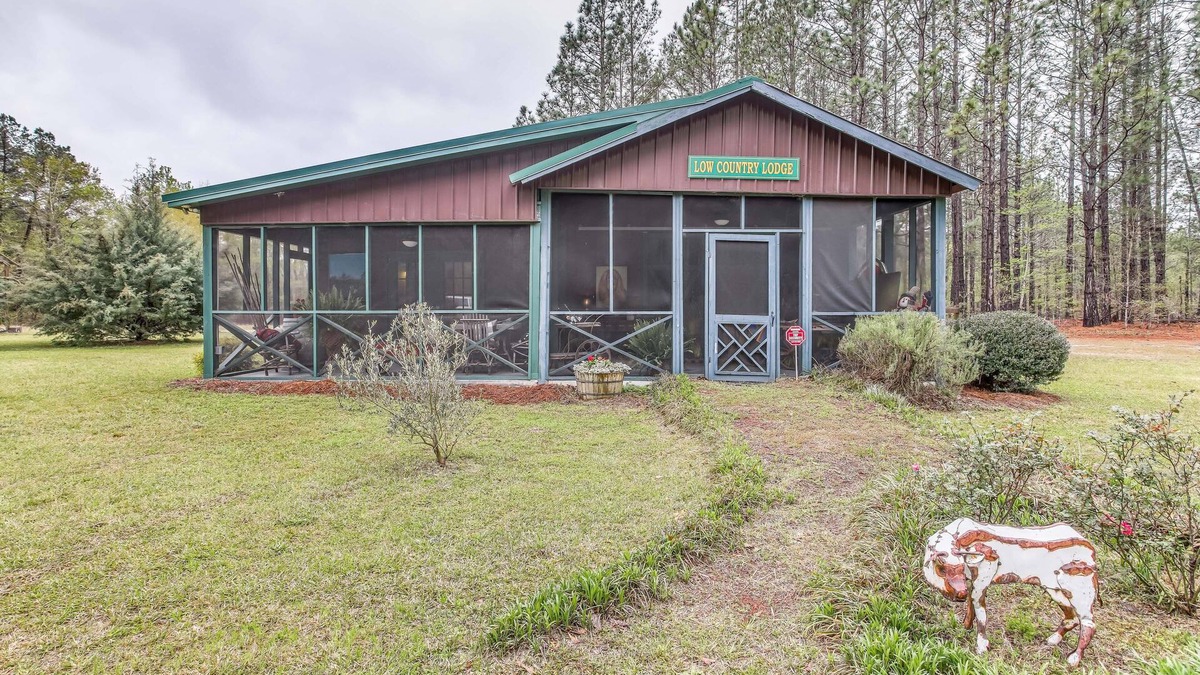Barnesville Apartment | Tranquil Fairmont Studio w/Patios - Pets Welcome!