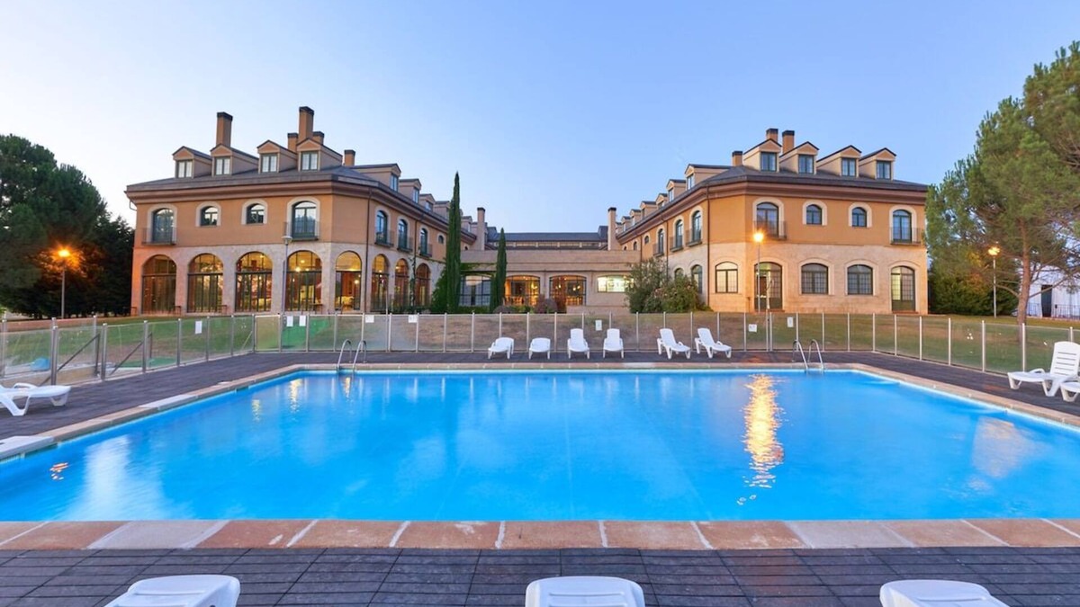 Cebreros Hotel | Tranquil Family Room Near Downtown Ávila – 3 Miles Away