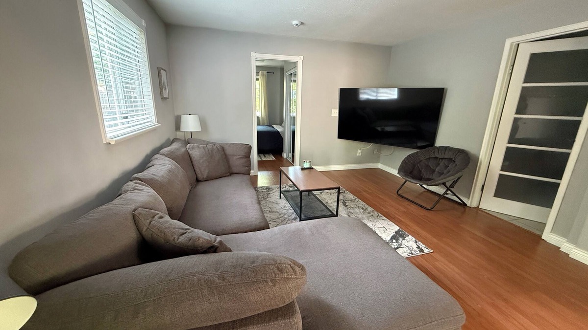 Walnut Grove Apartment | πΏ Tranquil Garden-Level Retreat in Walnut Grove - Langley π·πΎ