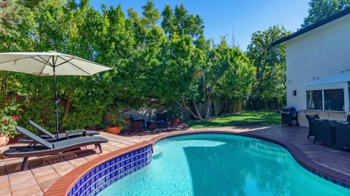 Valley Village House | Tranquil Getaway Retreat Sleeps 7 Guest Home
