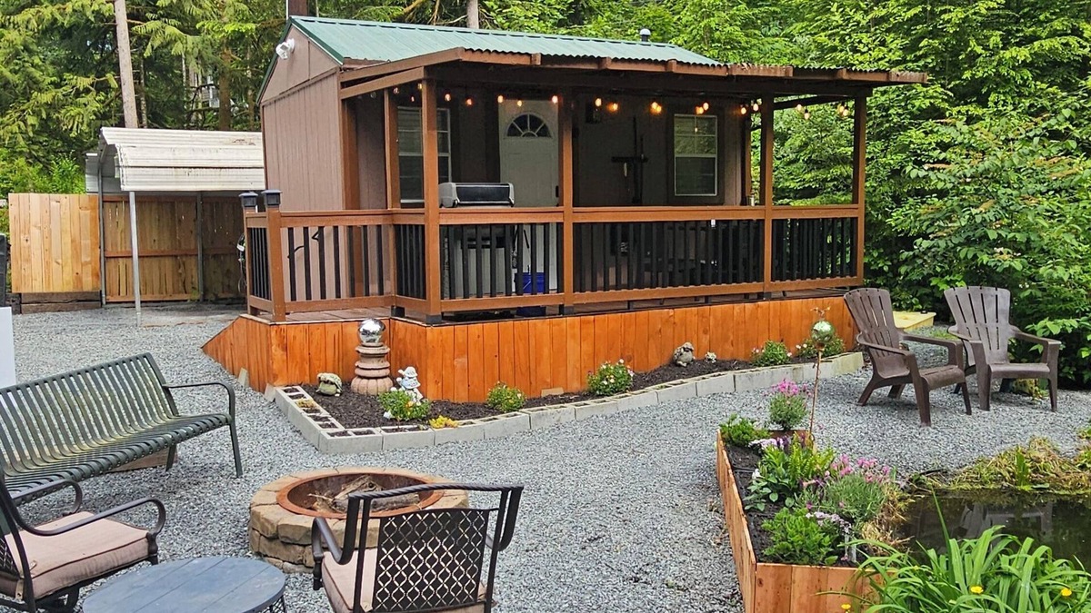 Jordan Road-Canyon Creek House | Tranquil Guest/Tiny house Retreat in Scenic Granite Falls with A/C, Wifi & more.
