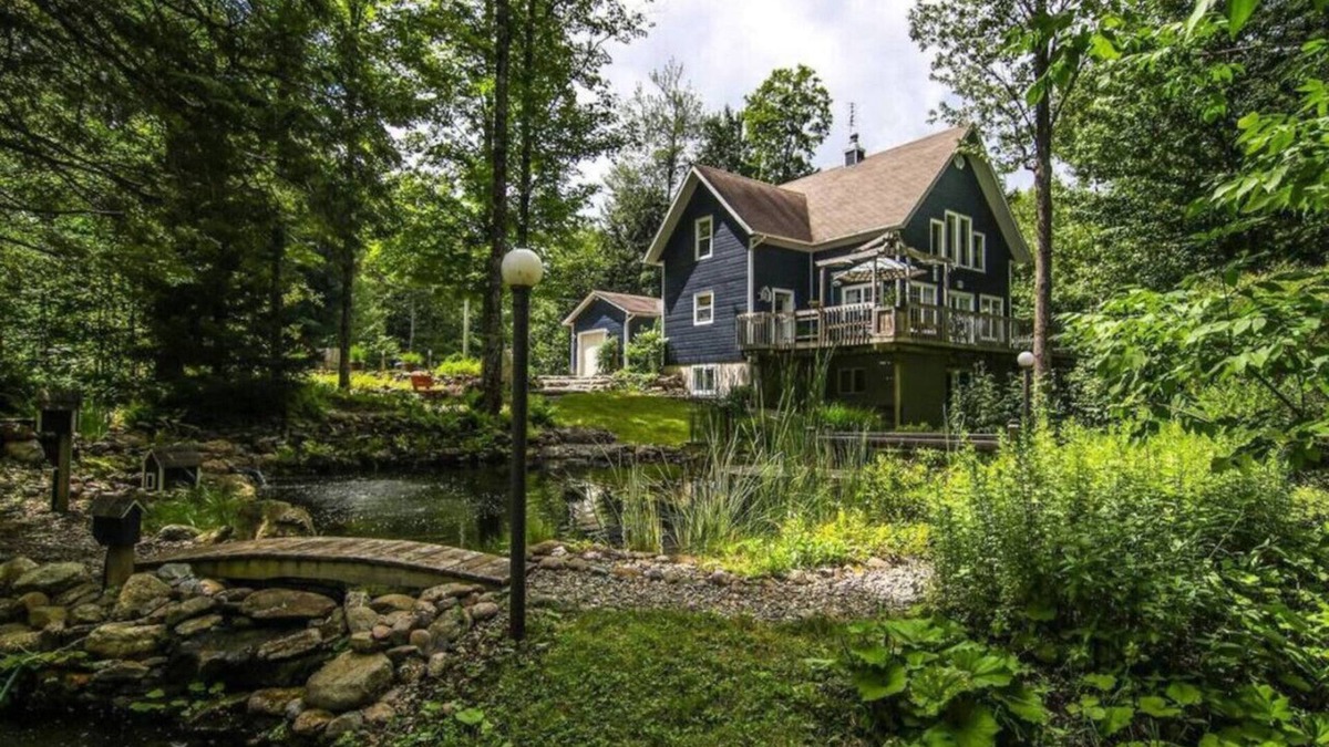 Knowlton Ski Chalet | Tranquil Haven near the Charming Village of Knowlton - Sleeps 12 - Whole House & 2 Acres with Pond, Bridge, Grounds, and Woods