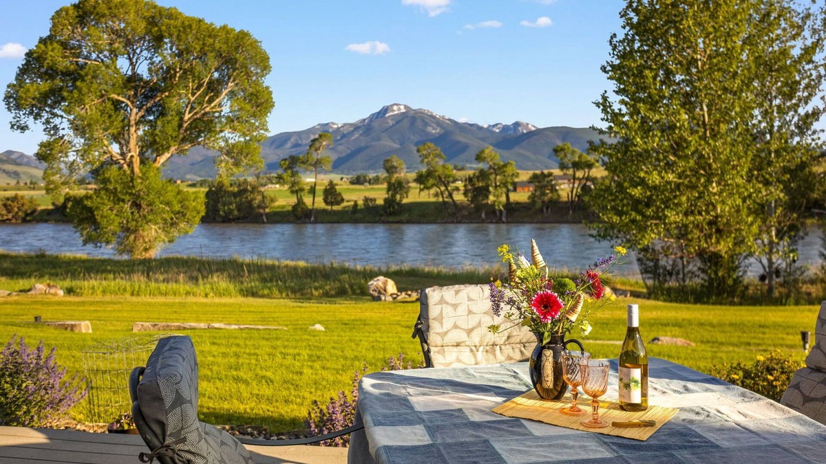 Emigrant House | Tranquil Home Along the Yellowstone River