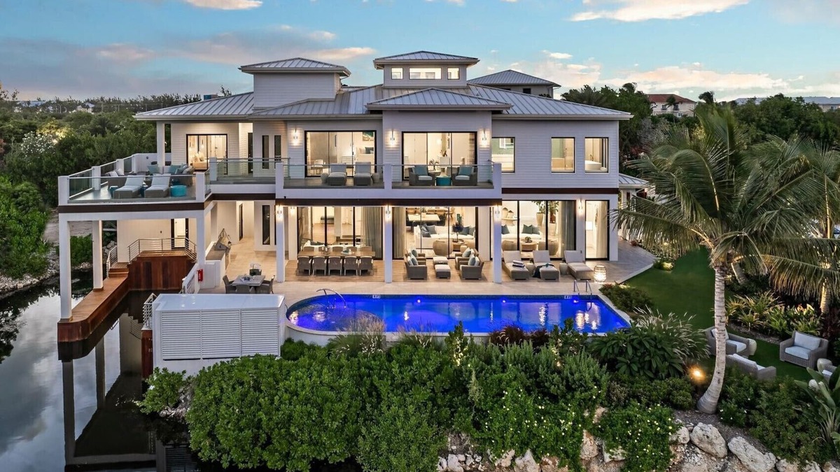 Seven Mile Beach Villa | Tranquil Island vibe of the Caribbean with a healthy dose of posh