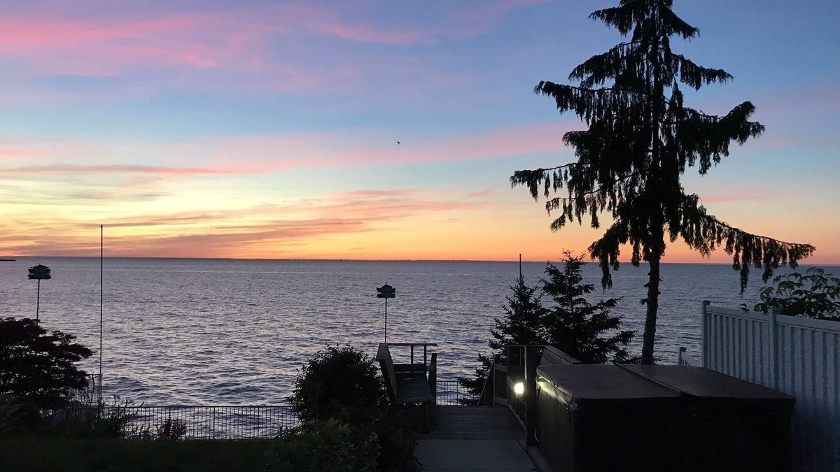 Niagara-on-the-Lake House | Tranquil Lake Front Home In NOTL with Hot Tub, Long-Term Stays