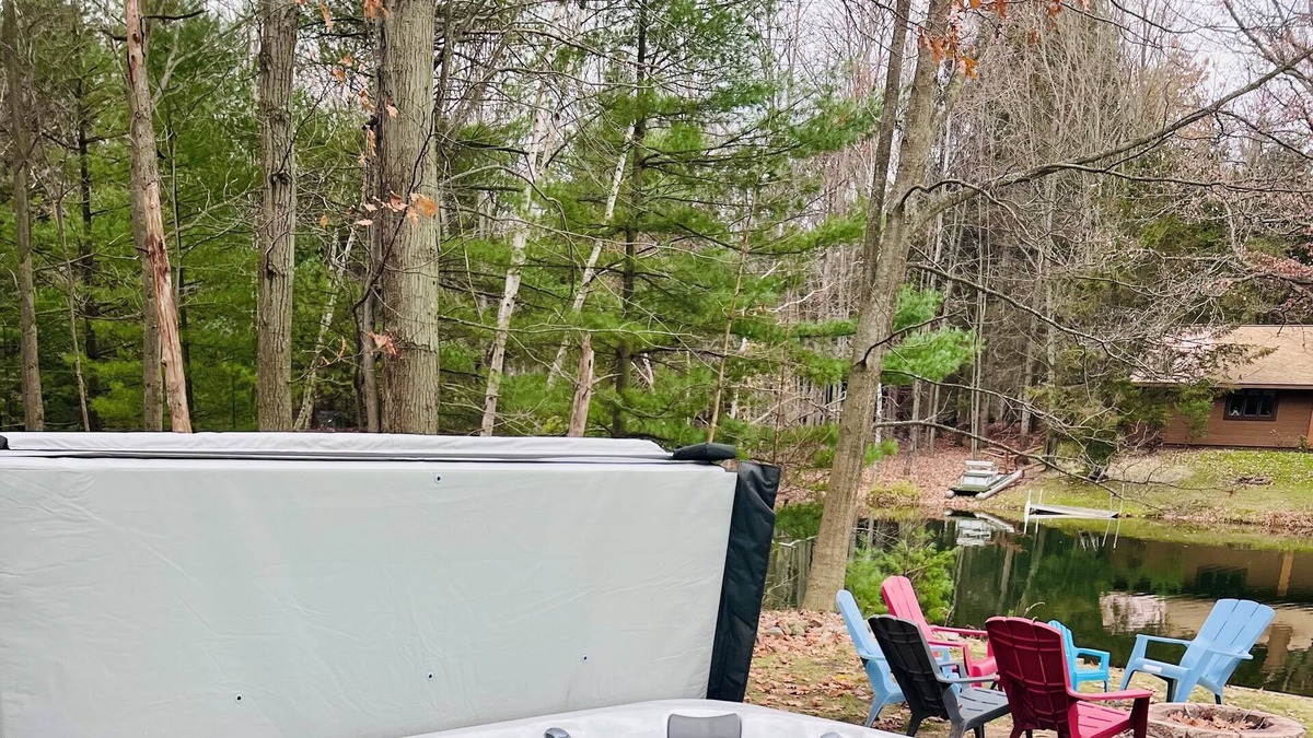 Canadian Lakes Cottage | Tranquil lake front cottage with spa tub-2 minutes to Royal restaurant and pool
