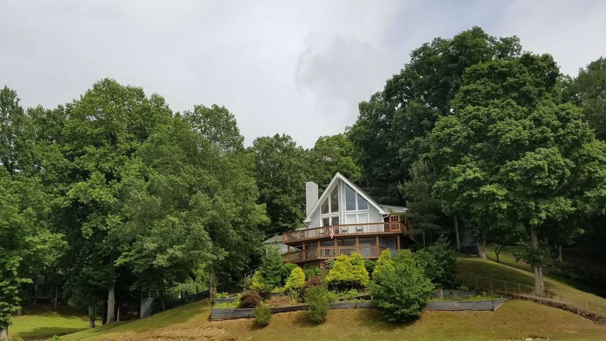 Waverly House | Tranquil Lake House: Dock, Beach, Unmatched Views – Your Serene Retreat Awaits!