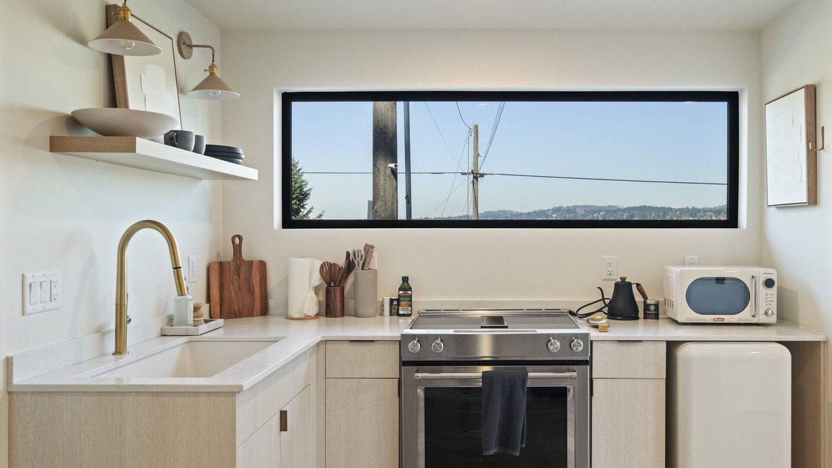Bryn Mawr-Skyway Condo | Tranquil Lake View Guest Retreat