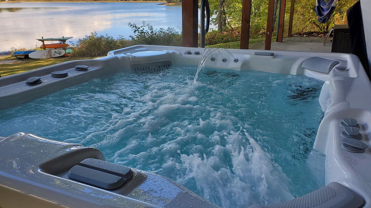 St. Helen House | Tranquil Lakefront Log Cabin with Breathtaking Views.