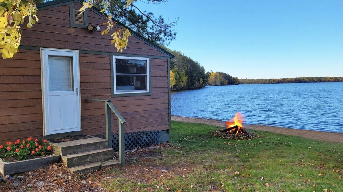 Emily Cabin | Tranquil Lakefront Retreat, Steps From the Water!