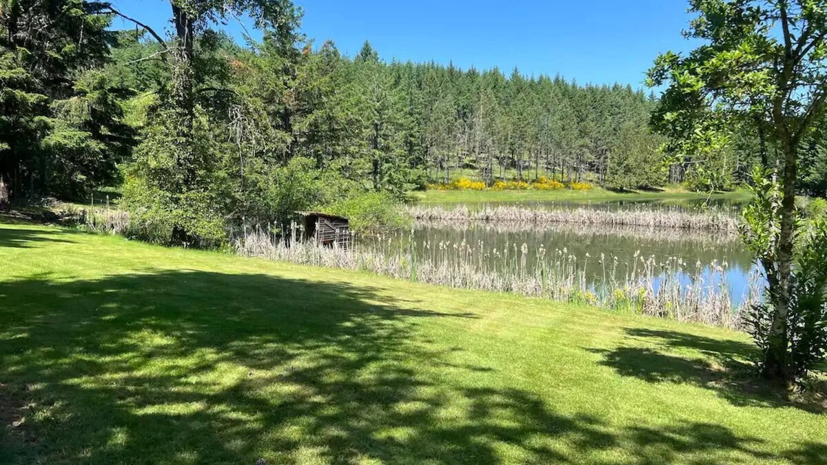 Corvallis House | Tranquil Lakeside Homenn