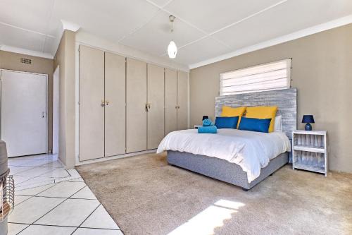 Germiston Apartment | Tranquil, large 1 bedroom garden cottage, 12 mins from OR Tambo International with backup water