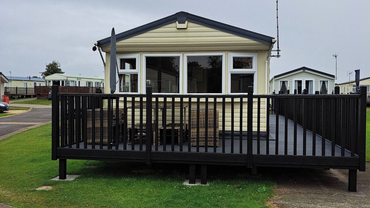 Crowle Cabin | Tranquil Lodge Retreat in Scunthorpe Countryside