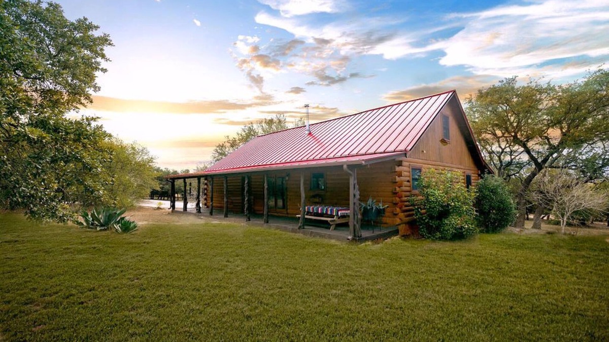 Dripping Springs Cabin | Tranquil Log Cabin : 10 Acre Retreat just minutes from Downtown Dripping Springs