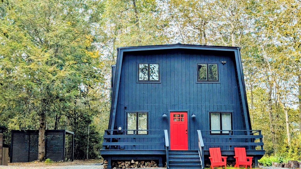 Tobyhanna Ski Chalet | Tranquil Luxe Stay, HotTub, Family Fun, Fall Colors