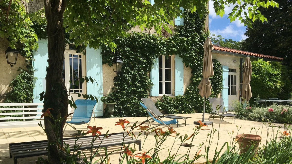 Neuffons House | Tranquil Maison de Maître With a Private Pool in the Countryside