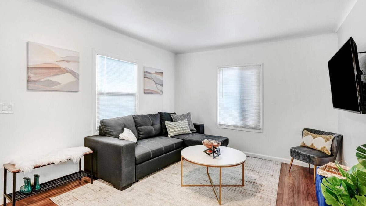 Alhambra House | Tranquil Metro Abode - 2 bedroom 1 bathroom