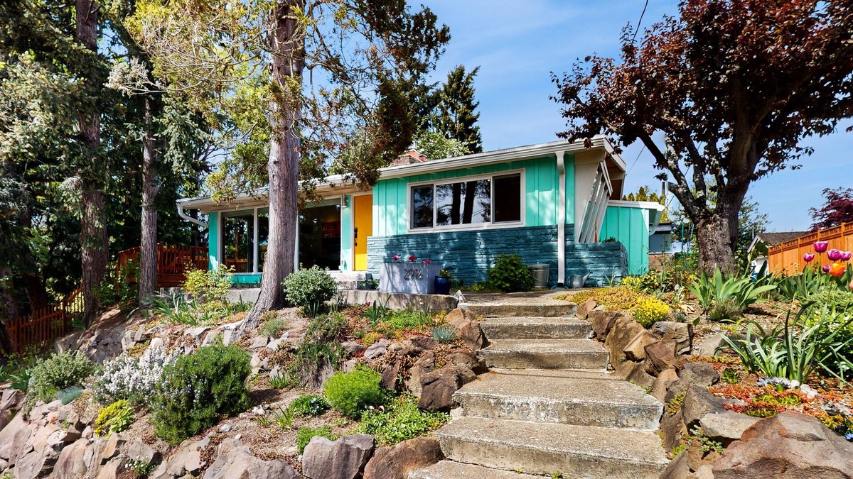 Lawton Park House | Tranquil Mid-Century retreat in Seattle's charming neighborhood. Dog-friendly