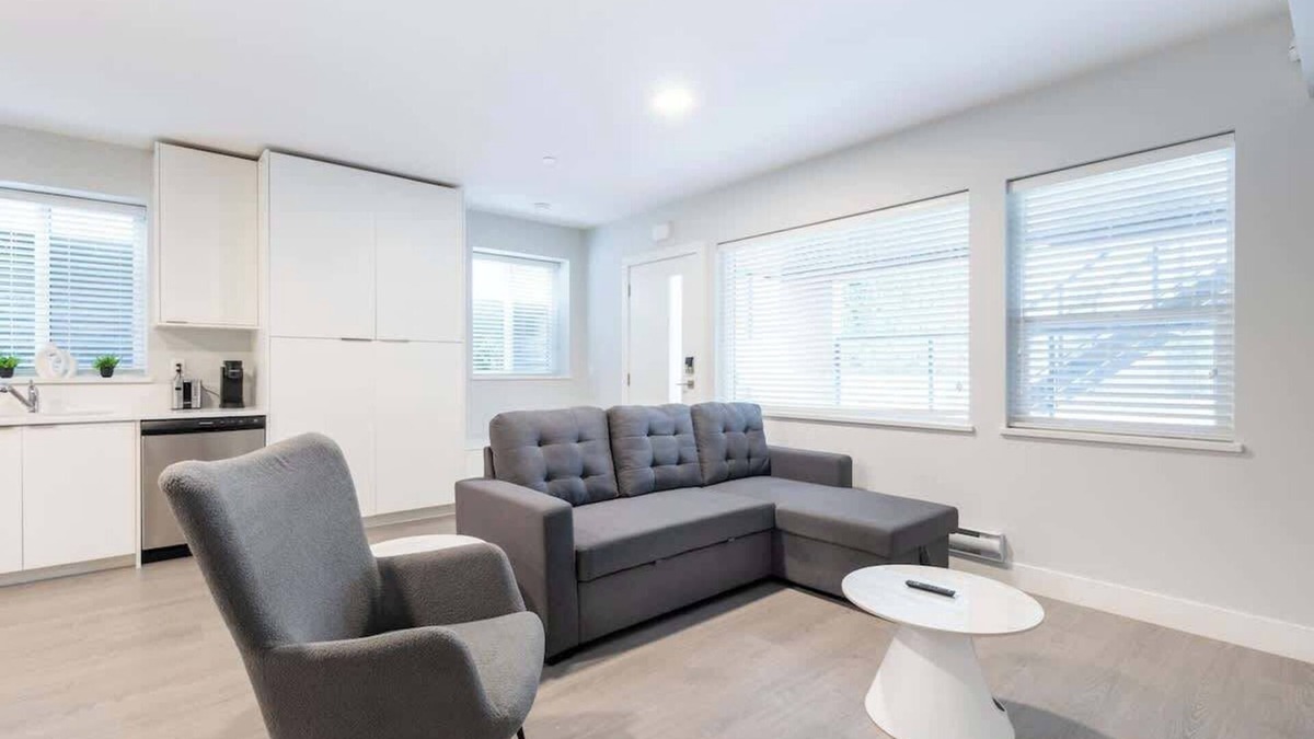 White Rock House | Tranquil & Modern: Close to Promenade & Pier ~ Pkg