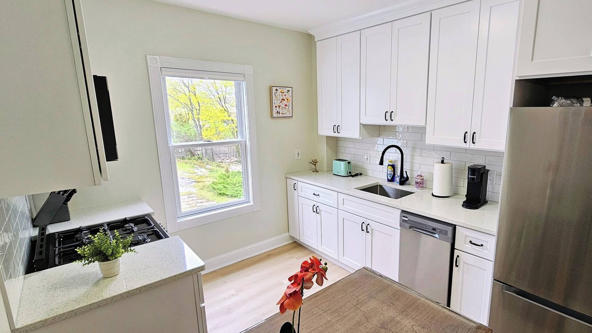Greenwich Apartment | Tranquil modern upstairs apt. Walk to restaurants & beach!