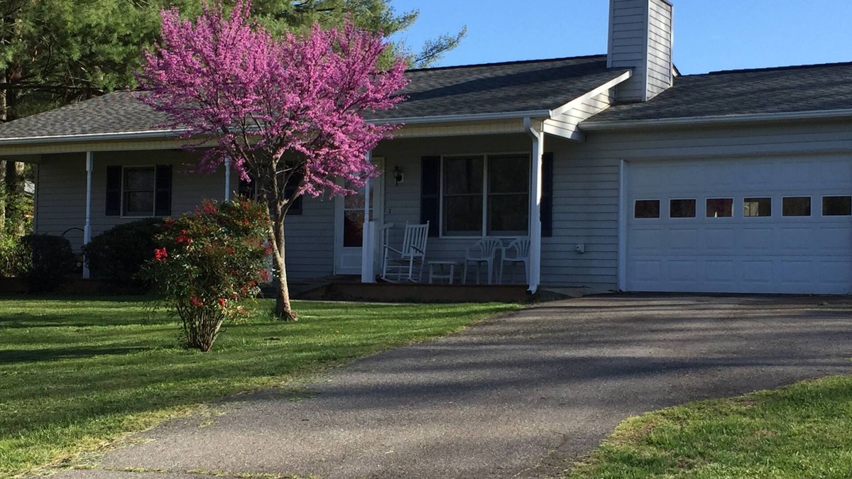 Candler House | Tranquil Mountain Cottage (Wheelchair Accessible)
