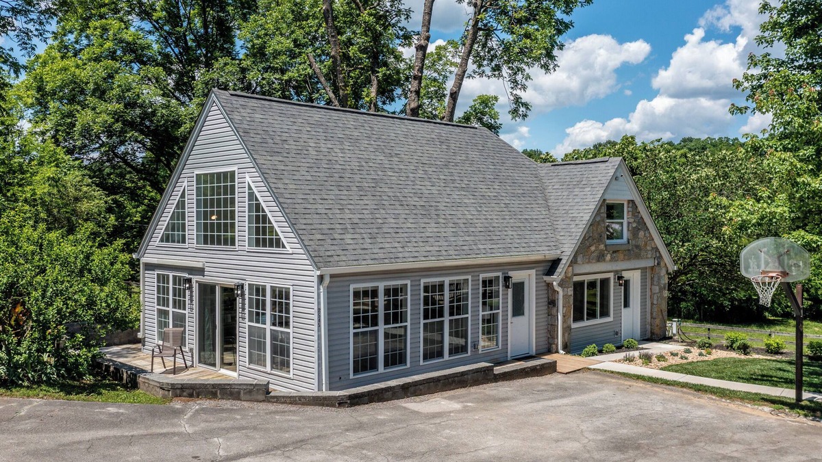 Maryville Cottage | Tranquil Mountain Escape: Luxurious 2 Bedroom 2 Bath Cottage on 9 Acres