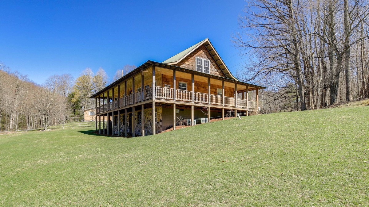 Damascus House | Tranquil Mountain Getaway in Troutdale: Game Room!