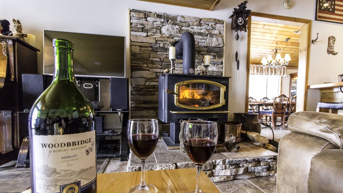 Thayne House | Tranquil Mountain Getaway. Warm, Cozy Cabin w/ Fireplace and Snowy Vistas.