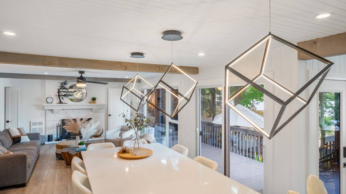 Gravenhurst Cottage | Tranquil Muskoka: Modern Interior, Sandy Beach, Sauna, Large Deck & Dog friendly