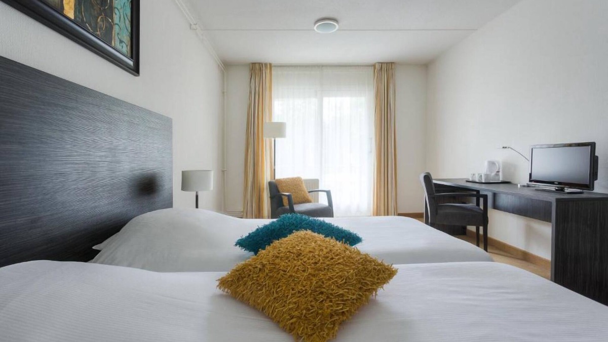 De Bult Hotel | Tranquil Nature Stay Near Giethoorn Canals & Weerribben-Wieden Trails
