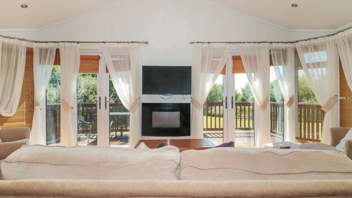 Puxton Cabin | Tranquil Orchard Lodge - Weston-super-Mare
