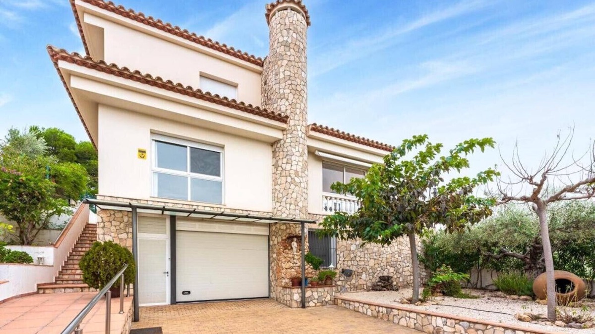 El Perello Villa | Tranquil Paradise, Private Pool - only 200m to beach!