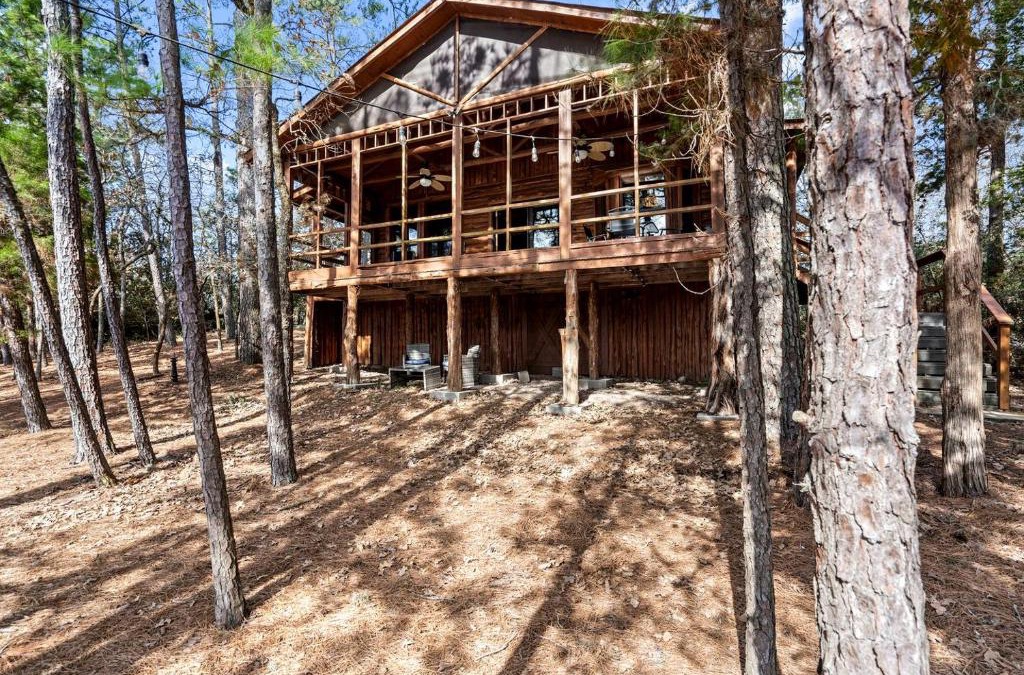 La Grange House | Tranquil Peaceful Cabin with Stunning Lake Views in La Grange, Texas
