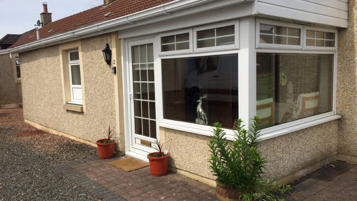 Airdrie House | Tranquil Pippin Scottish Cottages with Hot Tub