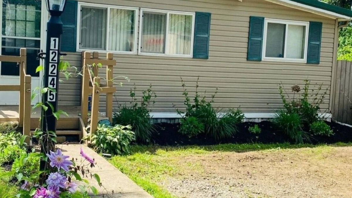 Conneaut Lakeshore Cottage | Tranquil Pondside Escape -Possible 8- with Air Mattress