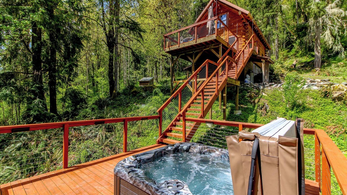 Ashford Cabin | Tranquil & Private 2-Bdrm Cabin Minutes from Rainier with Hot Tub