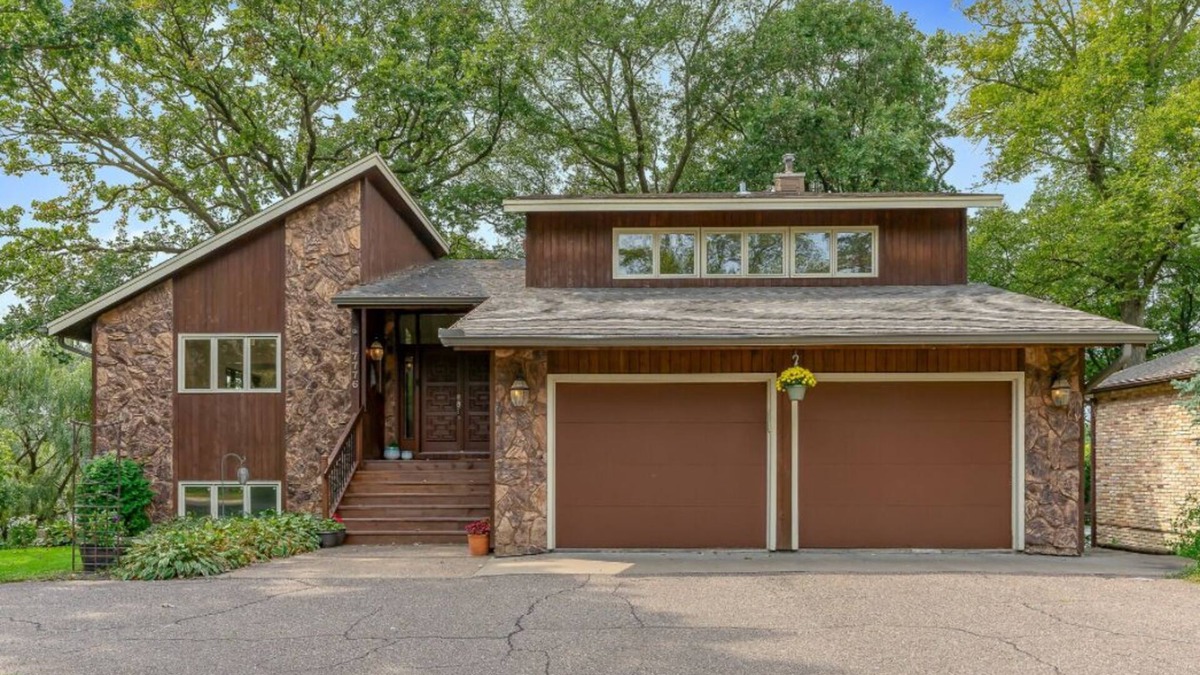 Fridley House | Tranquil property right on the Mississippi River with stunning panoramic views