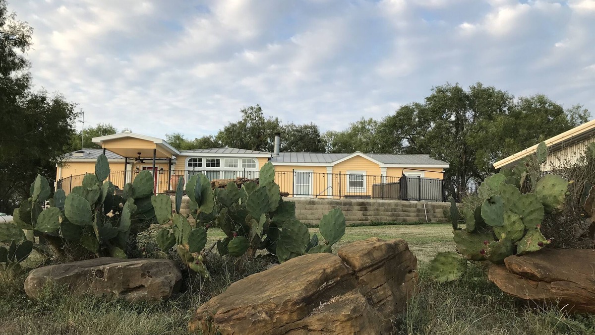 Sutherland Springs House | Tranquil Ranch w SPA and POOL - option to heat pool - on Cibolo Creek, sleeps 9
