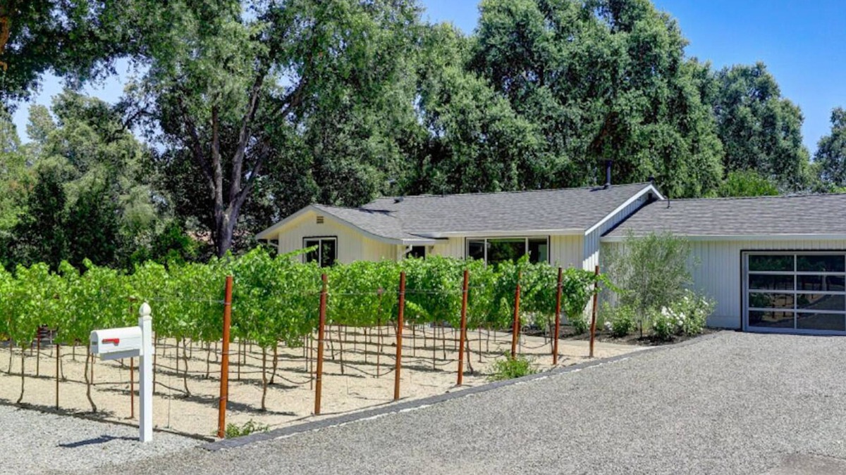 Napa House | Tranquil Renovated Farmhouse bordering Yountville!