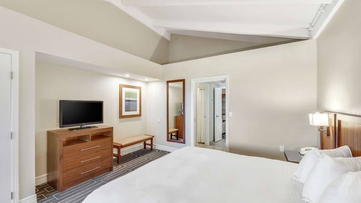 North Mountain Hotel | Tranquil Resort Room w/Full-Service Spa & Surrounded by Mountains